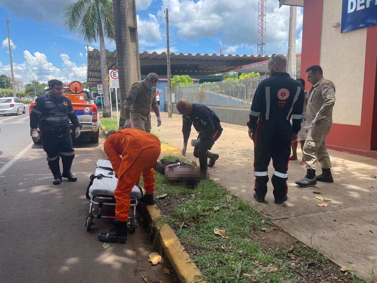 Homem com esquizofrenia sofre surto e precisa ser algemado para atendimento em Três Lagoas