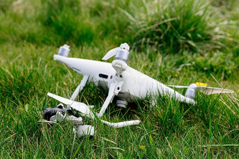 Homem encontra drone danificado em quintal e entrega à Polícia de Três Lagoas