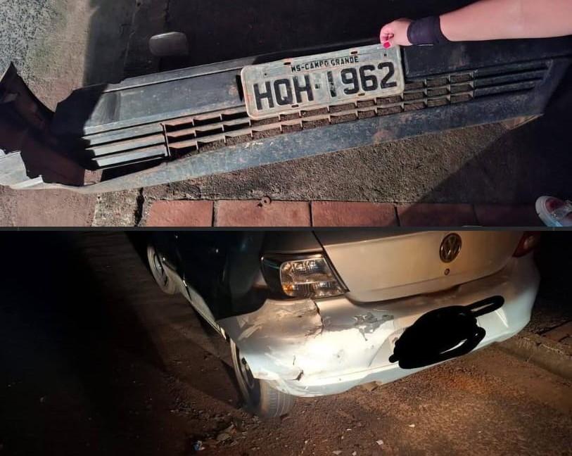 Motorista que saiu de conveniência bate em Gol parado e foge; placa do carro e para-choque ficou no local 