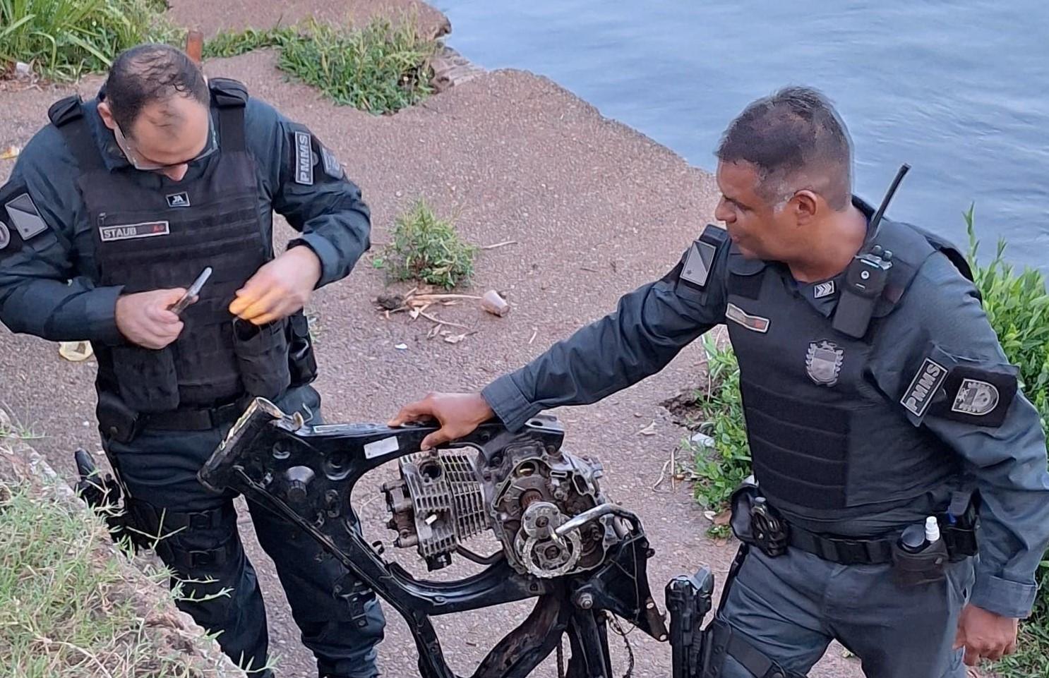 PM apreende quadro e motor de moto que foi encontrado dentro do rio Panará em Três Lagoas 