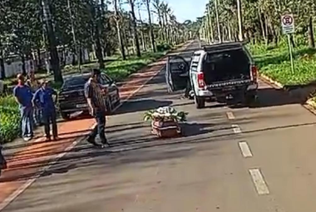 Caixão cai de carro funerário a caminho do cemitério em Cassilândia-MS