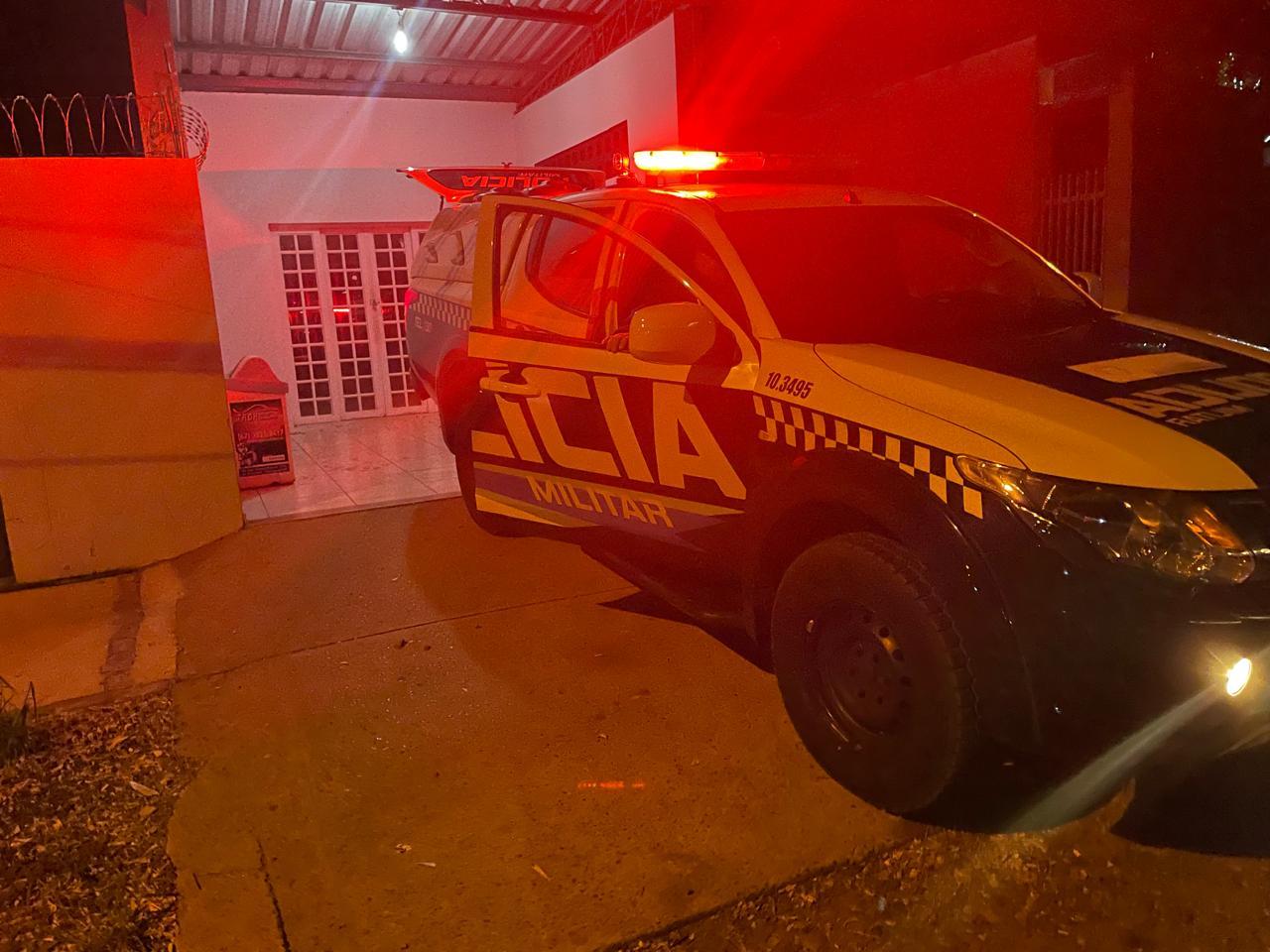 Homem que manteve ex em cárcere privado e agrediu mulher com cadeado foi preso enquanto estava sentado tranquilamente em bar no bairro Guanabara