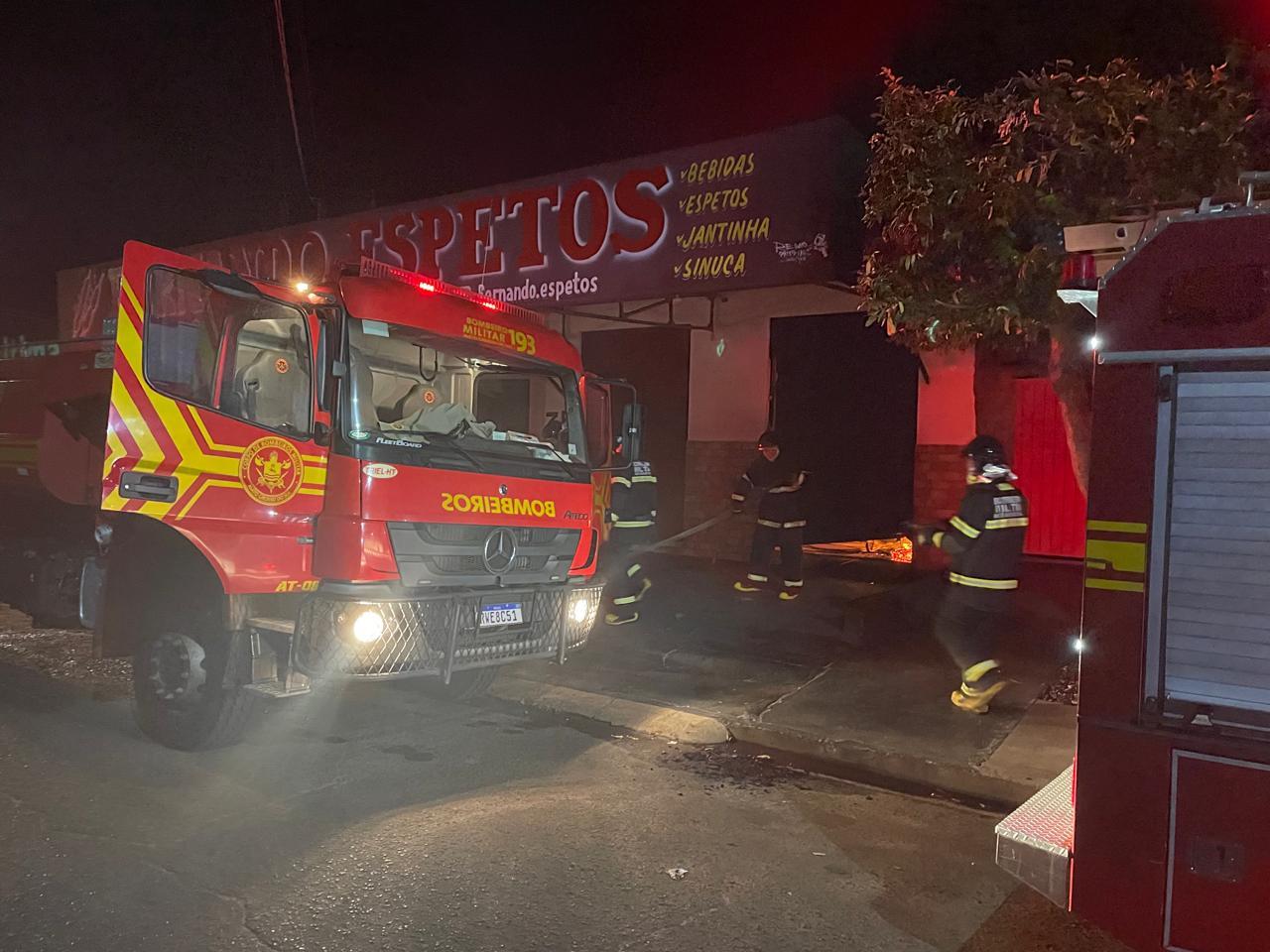 Homem usa gasolina para incendiar ‘Fernando Espetos” em Três Lagoas: Polícia busca identificar criminoso