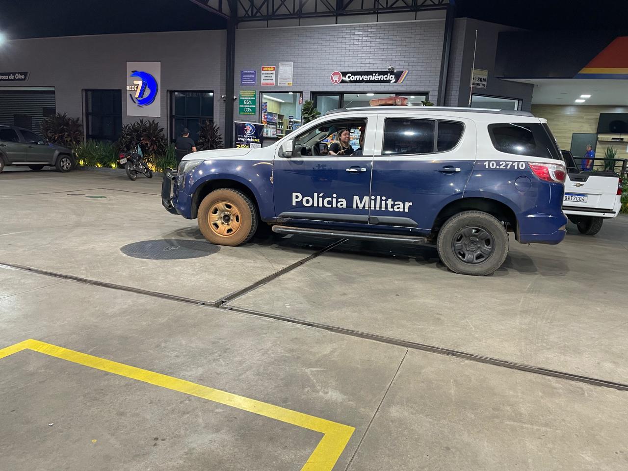  Noite de confusão em posto de gasolina: Motorista faz “cavalo de pau” e menor dá “Pinote