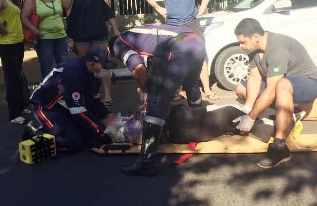 Idosa que bateu em porta de carro é socorrida pelo SAMU