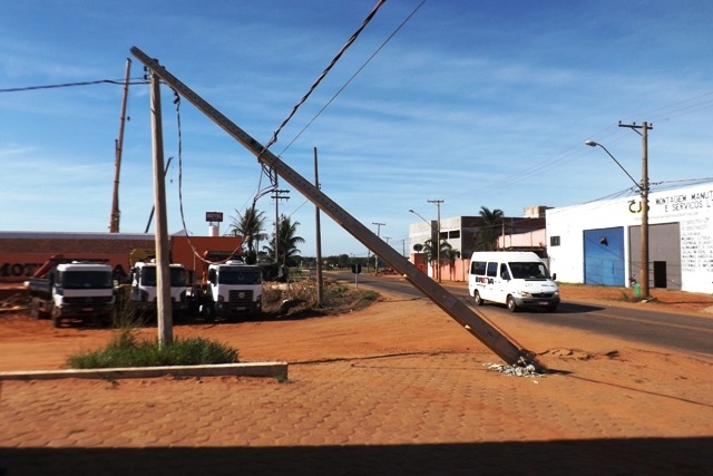 Caminhão bate em poste que fica parcialmente caído às margens da BR-262