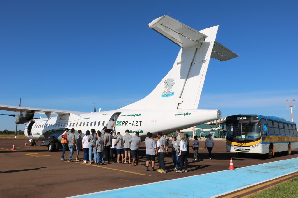 Parceria entre Prefeitura e empresa leva alunos da APAE para conhecer aeronave