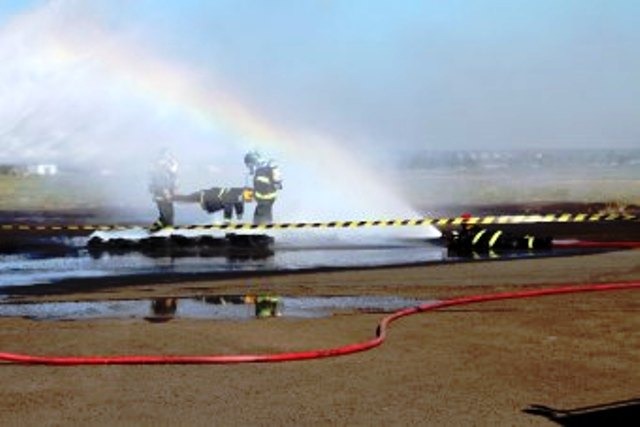 Aeroporto recebe simulação inédita de combate a incidentes envolvendo aviões