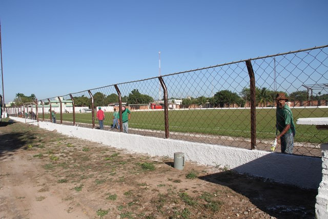 Departamento de Obras realiza mutirão no estádio da A.D.E.N