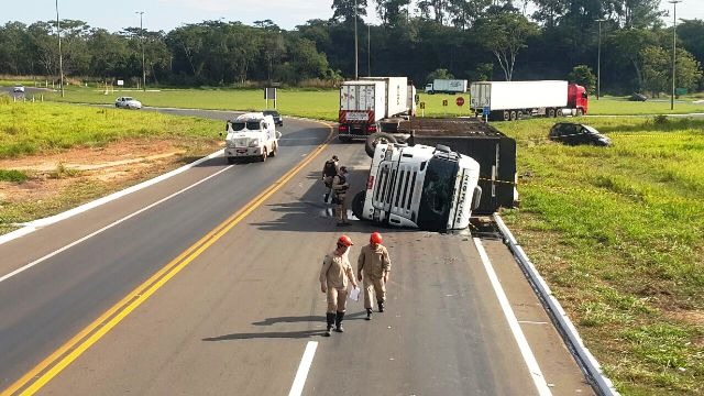 Carreta carregada com bois tomba e  atinge veículo na BR-262