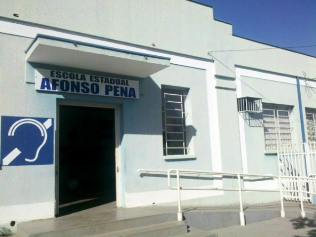 Mãe ameaça diretor de escola e afirma que ele é o responsável pelos problemas de seu filho